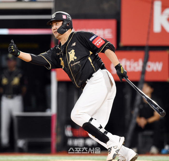 KT 장성우가 18일 수원 KT위즈파크에서 열린 2025 KBO리그 LG와 더블헤더 2차전 6회말 1사 1-2루 상황에서 LG 선발 송승기를 상대로 1타점 적시타를 치고 있다. 수원 | 박진업 기자 upandup@sportsseoul.com