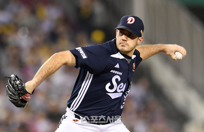 두산 잭로그가 30일 잠실구장에서 열린 2025 KBO리그 LG와 경기 7회말 등판해 힘차게 공을 던지고 있다. 잠실 | 박진업 기자 upandup@sportsseoul.com