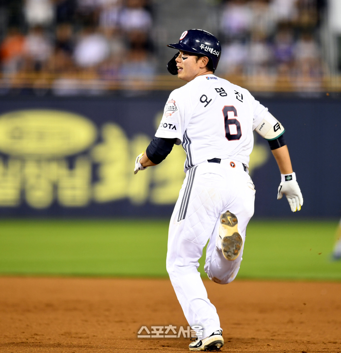 두산 오명진이 2일 서울 잠실구장에서 열린 2025 KBO리그 삼성과 경기 8회말 1사2,3루 2타점 2루타를 친 후 홈쪽을 바라보고 있다. 잠실 | 최승섭기자 thunder@sportsseoul.com