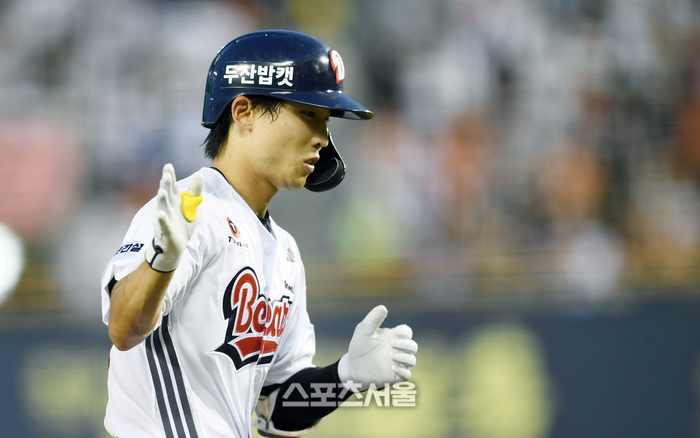두산 이유찬이 23일 잠실구장에서 열린 2025 KBO리그 한화와 경기 6회말 2사 2루 한화 엄상백을 상대로 2점 홈런을 치고 임재현 코치와 하이파이브를 하고 있다. 잠실 | 박진업 기자 upandup@sportsseoul.com