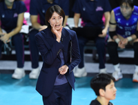 김연경 이탈에 당연히 하위권 예상했는데…요시하라 감독이 구축한 경쟁력, 선두 싸움에 끼어든 흥국생명