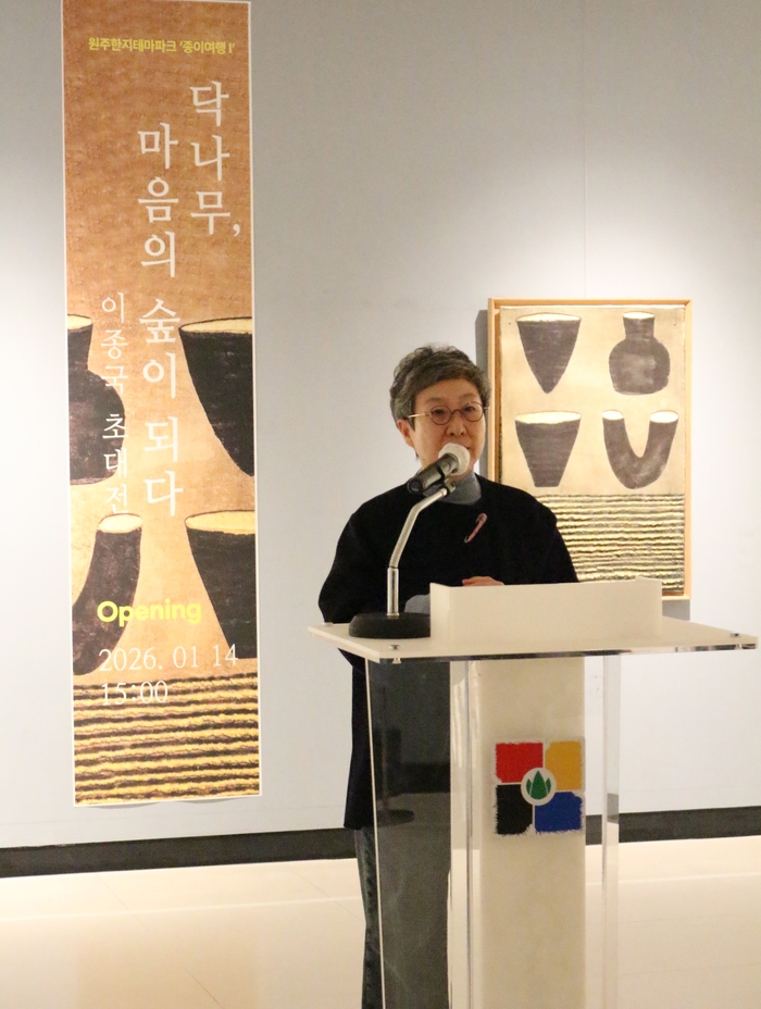 김진희 사단법인 한지문화재단 이사장이 1월 14일 이종국 초대전 닥나무, 마음의 숲이 되다 오프닝 인사말을 하고 있다. 한지를 소개한 지 15년차를 맞아 2026년 첫번째 종이와의 만남을 개최한 김이사장은 “이번 전시는 닥나무와 종이의 근원적 의미를 꾸준히 탐구해 온 이종국 작가를 초청해, 우리가 일상 속에서 익숙함 속에 잊고 지내온 ‘종이’의 본질을 다시 묻는 자리로 마련됐다”며 “전시를 통해 종이가 단순한 재료를 넘어 자연과 인간, 시간의 흐름을 담아내는 매개체로서 지닌 의미를 되새기는 계기가 될 것으로 기대된다” 고 말했다. 사진|한지문화재단 