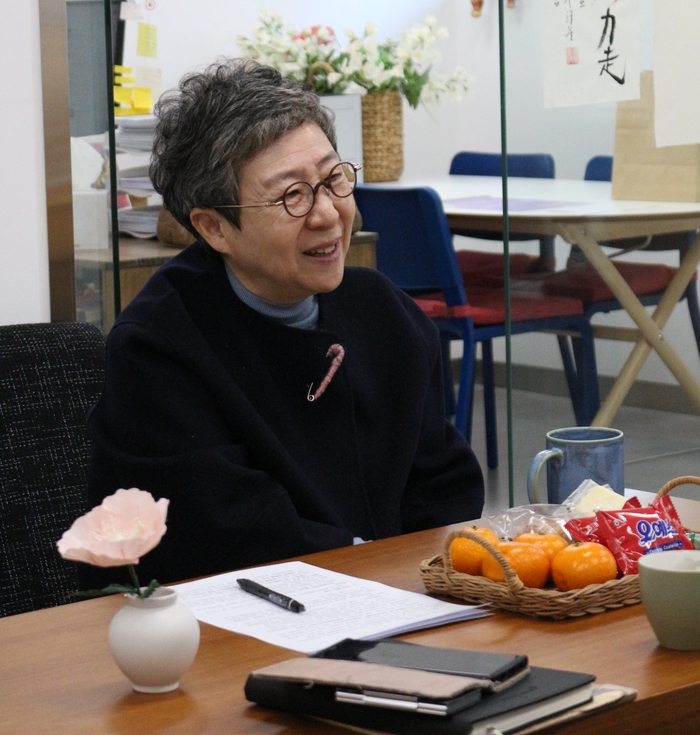 김진희 (사)한지문화재단 이사장이 남들과는 다른 세상을 꿈꿨던 젊은 시절, 중앙과 지역을 오가며 겪은 회한을 덤덤하게 이야기 하고 있다. 소문난 싸움꾼으로 자신을 표현한 김이사장은 자신에게 덧씌어진 굴레에서 벗어나길 바라지만 인터뷰 내내 김이사장의 표정은 이미 한 분야에서 일가를 이룬 명장의 모습이다. 사진|한지문화재단