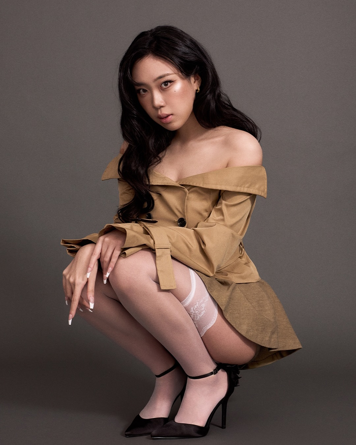 이영지, 배달 음식 끊고 13kg 빼더니 가터벨트 입고 ‘도발’