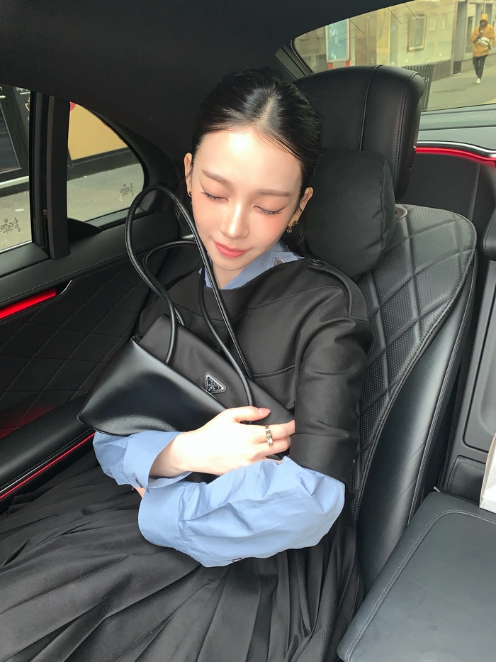 에스파 카리나, 밀라노 홀린 AI 미모... “이 가방 이제 제 겁니다” 귀여운 선언