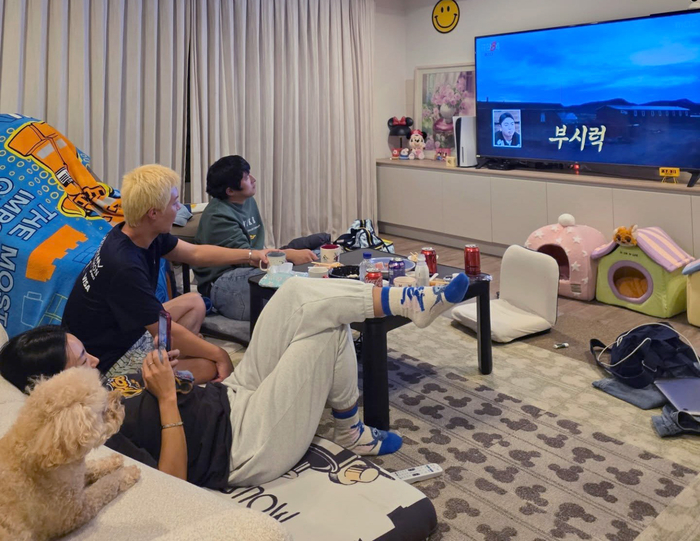 강남♥이상화, 기안84 거실에 옹기종기… “북극 사투도 집에서 보니 꿀맛!”