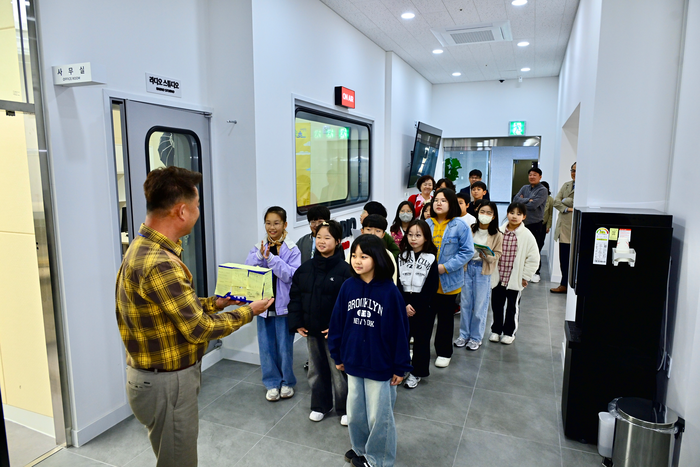 소야초등학교 학생 미디어센터 견학 모습. 사진|속초시청