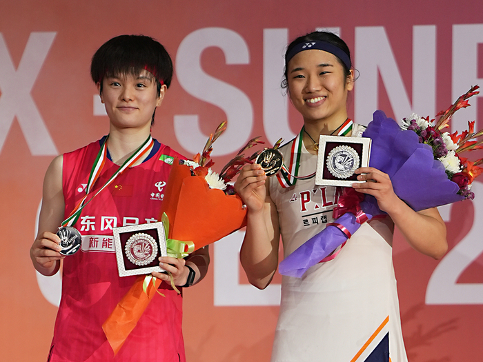 인도 오픈에서 우승한 안세영(오른쪽)과 준우승한 왕즈이. 사진 | AP연합뉴스