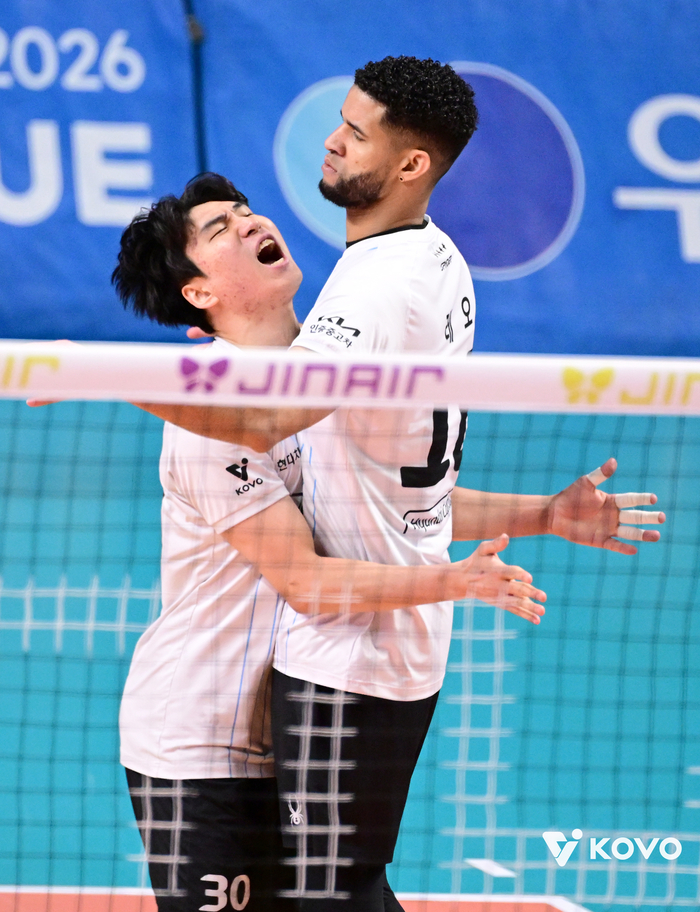 신호진(왼쪽)과 레오. 사진 | 한국배구연맹