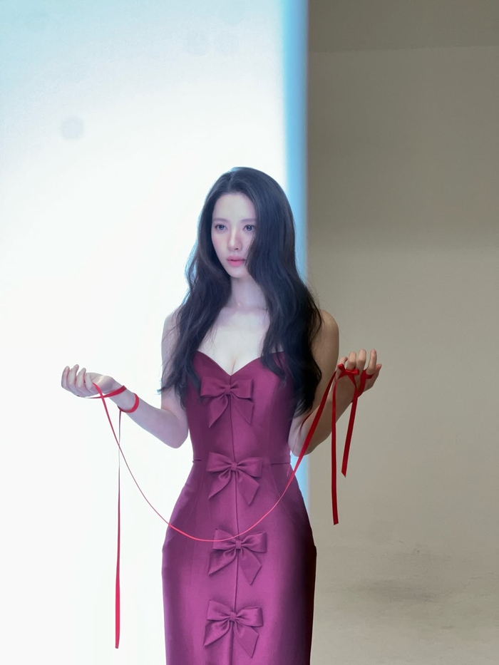 김지연, 끈 하나로 연출한 역대급 ‘빨간 맛’ 화보