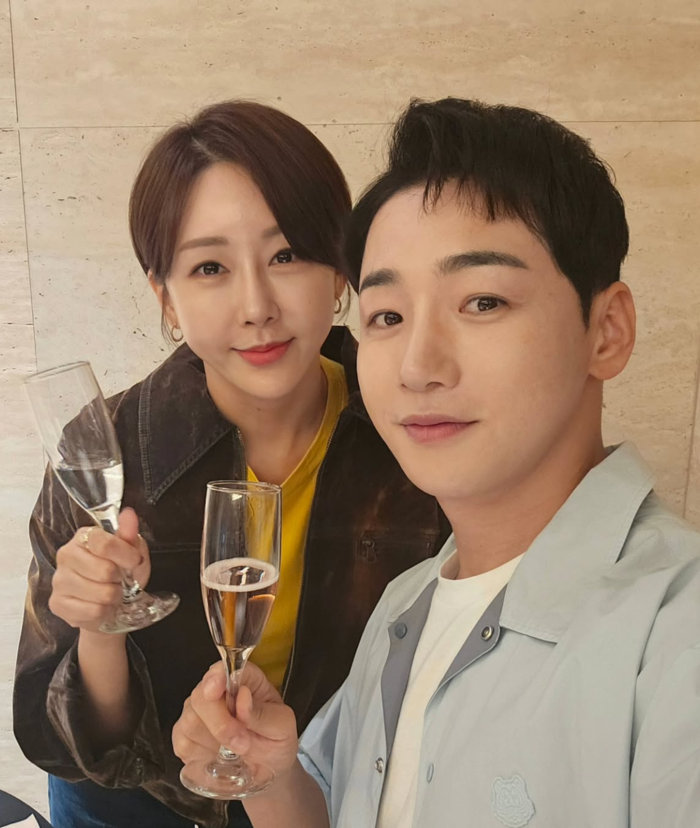 ‘괴산 나홀로 텐트생활’ 박군, 이혼설 정면반박…“이틀前 키스”