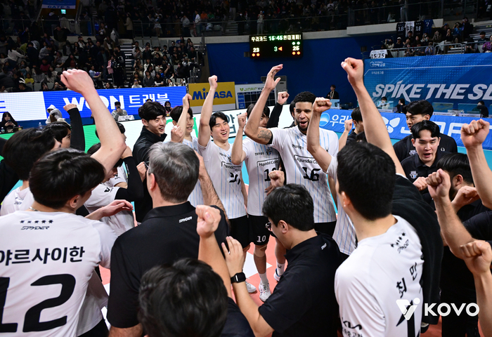 리시브 26개 버텨낸 신호진과 허리 ‘통증’ 안고 뛰는 허수봉…흔들리지 않는 현대캐피탈, 공격 1위 레오 있음에