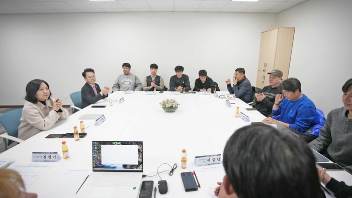 육동한 춘천시장, 소상공인 봉사단체 센세이셔널과 간담회