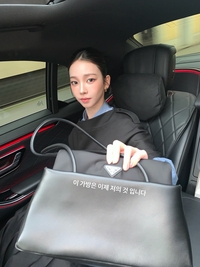 에스파 카리나, 밀라노 홀린 AI 미모... “이 가방 이제 제 겁니다” 귀여운 선언