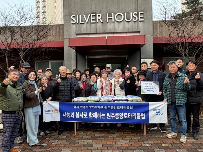 미식가(대표 김용빈)와 원주중앙로타리클럽(회장 정재호)은 지난달 29일 반곡관설동 LH10단지아파트 경로당에 백미 100㎏을 전달하며 어르신들의 따뜻한 겨울나기를 도왔다. 미식가는 2022년 11월부터 반곡관설동지역사회보장협의체와 ‘우리동네 나눔가게’ 업무협약을 맺고, 매월 어려운 이웃을 위해 10만 원씩 후원금을 기부하고 있다. 또한 매년 지역사회에 후원물품을 전달하며 봉사와 나눔에 앞장서고 있다. 원주중앙로타리클럽은 지역사회 발전을 위한 다양한 활동을 펼치고 있으며, 이번 기부 역시 지역 어르신들을 위한 실질적인 지원으로 큰 의미를 더하고 있다. 김용빈 대표와 정재호 회장은 “함께 의미 있는 나눔을 실천해 어르신들께 따뜻한 겨울을 선물할 수 있어 기쁘다”며 “앞으로도 지속적으로 소통하며 꾸준한 나눔 활동을 이어가겠다”라고 전했다. 사진|원주시청 