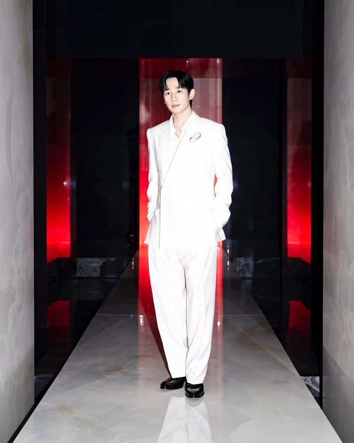 ‘멜로 눈빛’에 치이고 ‘수트핏’에 녹았다.
.. 정해인, 밀라노 사로잡은 귀공자 자태