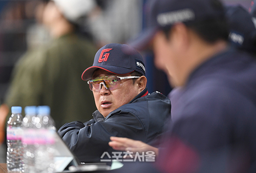 롯데 김태형 감독이 18일 고척 스카이돔에서 열린 2025 KBO리그 시범경기 키움과 경기 도중 선수들과 이야기를 나누고 있다. 2025. 3. 18. 고척 | 최승섭기자 thunder@sportsseoul.com 