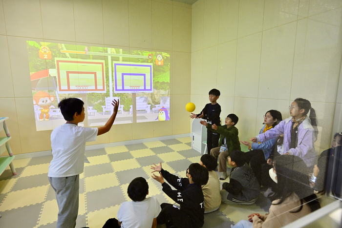 소야초등학교 학생 미디어센터 견학 모습. 사진|속초시청