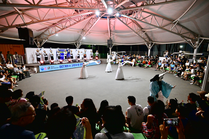 고향의 밤 콘서트 모습. 사진|속초시청