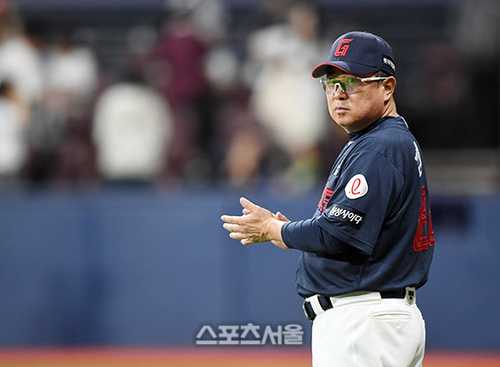 롯데 김태형 감독이 1일 고척스카이돔에서 열린 2025 KBO리그 키움과의 경기 에서 5-0으로 승리하며 3연승을 거둔 뒤 선수들에게 박수를 보내고 있다. 2025. 5. 1. 고척 | 박진업 기자 upandup@sportsseoul.com 