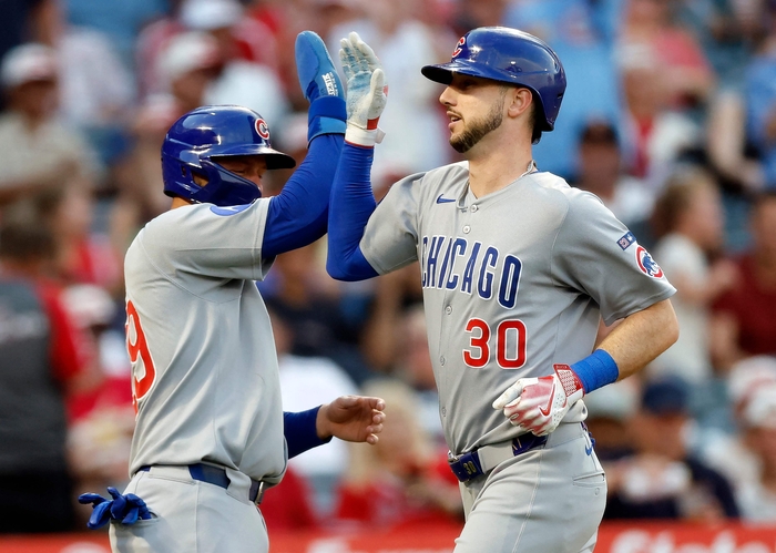 시카고 카일 터거가 23일(현지시간) 미국 캘리포니아주 애너하임 에인절 스타디움 오브 애너하임에서 열린 2025 ML LA 에인절스전에서 3회 투런포를 터뜨린 뒤 마이클 부시와 세리머니를 펼치고 있다. 사진 | AFP연합뉴스