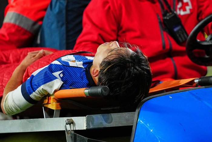 월드컵 우승 노리는 일본, 초대형 악재 터졌다…에이스 쿠보 심각한 근육 부상으로 실려 나가, 북중미 못 가나