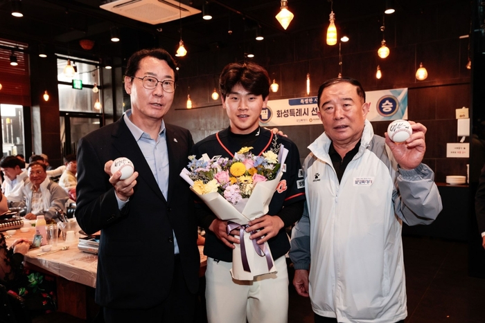 롯데에 입단하는 박찬형(가운데)이 프로 진출 후 본인의 사인 1호, 2호 공을 화성특례시 정명근 시장(왼쪽)과 박종선 화성시체육회장(오른쪽)에게 전달하는 모습. 사진 | 화성시 코리요