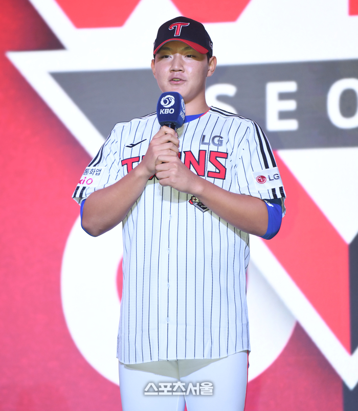 경기항공고 양우진이 17일 서울 송파구 롯데호텔 월드에서 열린 2026 KBO 리그 신인드래프트에서 LG에 지명된 후 소감을 밝히고 있다. 최승섭기자 thunder@sportsseoul.com