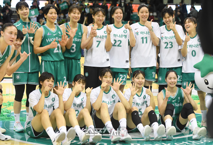 하나은행 선수들이 8일 부천체육관에서 열린 2025~2026 여자프로농구 신한은행과 경기 승리 후 단체촬영을 하고 있다. 부천 | 최승섭기자 thunder@sportsseoul.com