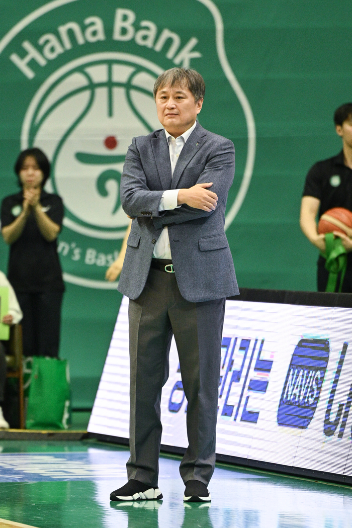하나은행 이상범 감독이 21일 부천체육관에서 열린 BNK금융 2025~2026 여자프로농구 정규리그 우리은행과 경기에서 선수들의 플레이를 지켜보고 있다. 사진 | WKBL