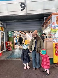 ‘부산 먹방’ 강소라…두 딸 손잡고 시장골목 걷는 공감의 기록