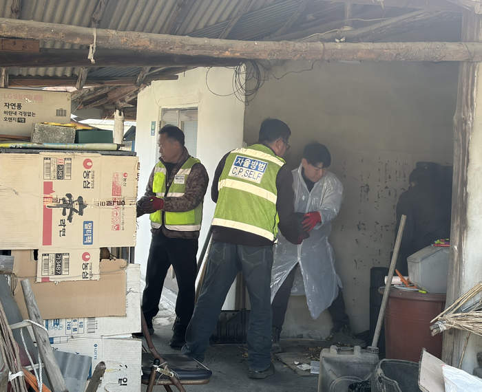 원주시 귀래면자율방범대(대장 배형규)는 지난 18일 지역 내 저소득 취약계층에 연탄 1,200장을 후원했다. 이번 후원에는 자율방범대원 13명이 동참했다. 이들은 겨울철 에너지 취약계층 5가구에 연탄을 전달하며 따뜻한 마음을 나눴다. 배형규 대장은 “대원들의 따뜻한 정성이 어려운 이웃들이 겨울을 나는 데 도움이 되길 바란다”며 “앞으로도 지속적인 관심을 가지고 지역사회 발전을 위해 다양한 활동을 이어가겠다”라고 말했다. 사진|원주시청 