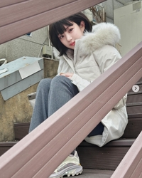 “추우니까 안아주까?”…이유비, 하얀색 패딩 입고 ‘청량 플러팅’ [★SNS]