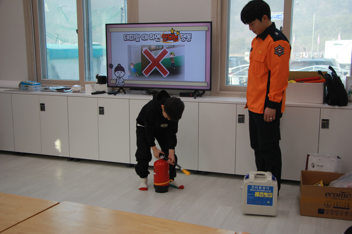 [강원소방]인제, 완강기·소화기 사용법과 화재 시 대피요령 교육 진행