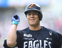 ‘다년계약 협상중’ 노시환, 일단 연봉 10억원…한화, 2026 연봉계약 완료 ‘억대 13명’ [SS시선집중]