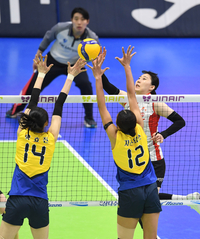 [포토]현대건설의 블로킹 피하는 페퍼저축은행 박정아