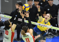 [포토]현대건설 카리, 또 때리고!