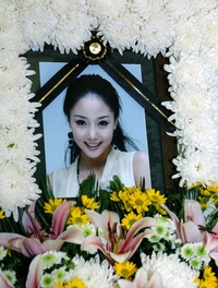 악플에 꺾인 무대 위 열정... 故 유니 오늘(21일) 사망 19주기