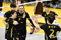 분위기 바꾼 신예 리베로 이학진 ‘미친 디그’…KB손해보험, OK저축은행 4연승 저지하고 3위 ‘재탈환’[현장리뷰]