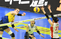 [포토]현대건설 카리, 블로킹 피해 대각으로!