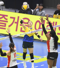 [포토]힘차게 공격하는 현대건설 이예림