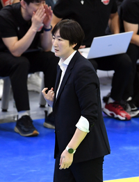 [포토]페퍼저축은행 장소연 감독, 서브는 여기!