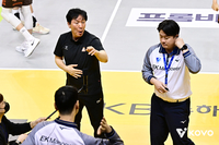 2세트 ‘판독’→리플레이→격한 ‘항의’ 돌아본 신영철 감독 “수긍할 건 하지만, 실수라면서 비디오 판독 받아줘”[현장인터뷰]