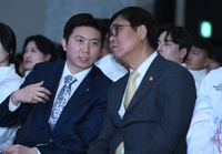 [포토] 최휘영 장관과 이야기 나누는 유승민 회장