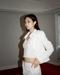 제니, 올 화이트 룩으로 뽐낸 고혹적 자태... 시선 강탈하는 ‘비주얼 퀸’