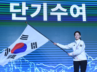 [포토] 단기 흔드는 이수경 선수단장