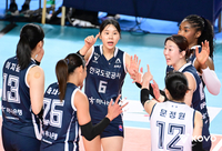 ‘원투펀치’ 모마·타나차 ‘48득점 합작’ 도로공사, IBK기업은행 꺾고 홈 12연승+2위와 10점 차 ‘선두’ 질주[현장리뷰]