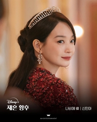 “진짜 황후가 나타났다” 신민아, ‘재혼 황후’ 스틸에서 넘사벽 고혹미