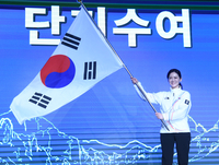 [포토] 단기 흔드는 이수경 선수단장