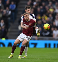 산소호흡기 실려 나갔다... ‘손흥민 절친’ 데이비스 발목 골절 2차 수술, 토트넘·월드컵 ‘빨간불’